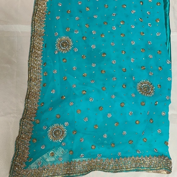 Elegant 2 Piece Sari & Accessories Outfit Turquoise Blue & Gold - Picture 9 of 17